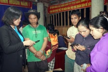 꽝응아이성 투모롱 코뮌에서 열린 ‘모두를 위한 디지털 리터러시’ 수업. (사진: 응우옌 투옛)