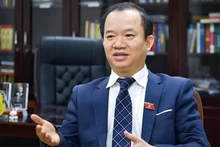 부이 호아이 선 부교수 겸 박사가 언론과의 인터뷰 중에 있다. (사진: TL)