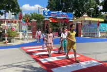 하노이 반푹초등학교 학생들이 학교 정문 앞에 조성된 보행자 전용 도로를 자신 있게 걷고 있다.