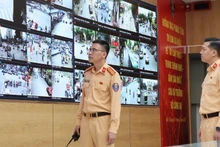 교통 통제 센터에서 상황을 처리하는 교통 경찰관들. (사진: 하 티엔)