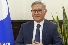 라오스 외무장관 통사반 폼비한이 인터뷰를 하고 있다. (사진: VNA)