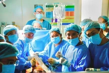 싱가포르 임산부를 위한 태아 심장 중재 시술에 참여하고 있는 의사와 간호사들.