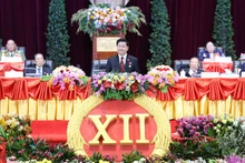 라오인민혁명당 중앙위원회 통룬 시술릿 총서기가 라오인민혁명당 전국대표대회 폐막식에서 연설을 하고 있다. (사진: VNA)