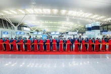 대표단이 2025년 12월 19일 하노이 노이바이 국제공항에서 확장된 T2 터미널의 개장 기념 리본 커팅식을 진행하고 있다. (사진: VNA)