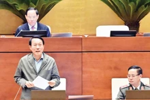 쯔엉 땀 꽝 공안부 장관이 국회 의원들이 제기한 여러 쟁점에 대해 설명하고 해명하는 연설을 하고 있다. (사진: 당 아잉)