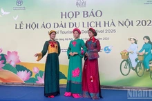 하노이 박물관에서 펼쳐지는 아오자이 공연.