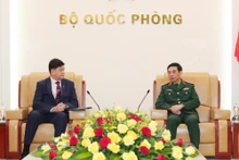 팜반장 국방부장관이 리네오 C. 에스피노 필리핀 국방부 차관을 접견하고 있다. (사진: VNA)