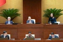 쩐탄먼 국회의장과 국회 부의장들이 회의를 주재하고 있다. (사진: 당안)