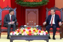 또 럼 베트남 공산당 서기장(오른쪽)이 러시아 대통령 직속 국립경제행정아카데미(RANEPA) 알렉세이 코미사로프 원장을 접견하고 있다. (사진: NDO)