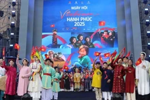 2025년 베트남 해피 페스트에서 시대별로 재현한 베트남 전통 의상.