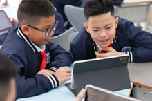 전자교과서 도입은 풍부한 디지털 학습 자료를 구축하는 데 기여하고 있다(사진: DAI THANG).