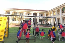 프루덴셜과 베트남아동국가기금, 수해지역에 야외 놀이터 시설 기증. (사진 제공: 주최 측)