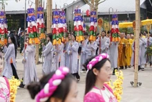 축제 개막일에 열린 행렬.