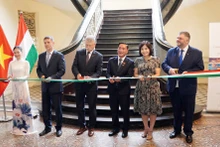 사진전 개막식에 베트남과 헝가리 대표단이 참석하고 있다. (사진: VNA)