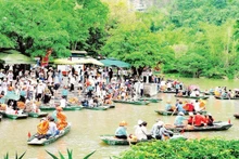 닌빈성 짱안을 찾은 관광객들. (사진: 쑤언 람)