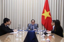 레 호아이 쭝 베트남 공산당 중앙위원회 서기이자 외교부 장관 대행은 18일 저녁 이베트 쿠퍼 영국 외무장관과 전화 회담을 가졌다. (사진: 외무부 제공)