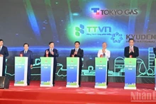 대표단이 프로젝트 착공식을 진행하고 있다. (사진: NDO)