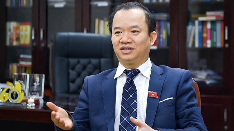 부이 호아이 선 부교수 겸 박사가 언론과의 인터뷰 중에 있다. (사진: TL)