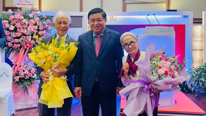 쩐 탄 번 교수와 레 킴 응옥 교수가 응우옌 찌 중 부총리와 함께 사진 촬영을 하고 있다.