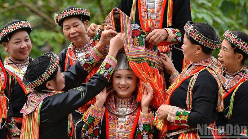 라오까이 떤린 지역의 레드다오족 여성 전통 혼례 의상.