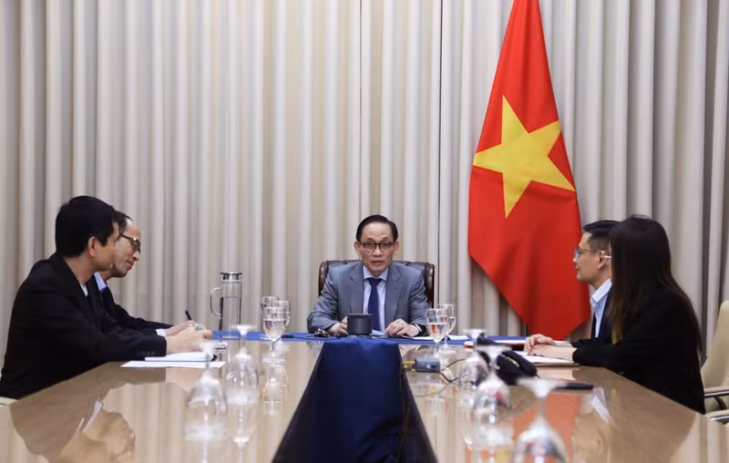 레 호아이 쭝 베트남 공산당 중앙위원회 서기이자 외교부 장관 대행은 18일 저녁 이베트 쿠퍼 영국 외무장관과 전화 회담을 가졌다. (사진: 외무부 제공)