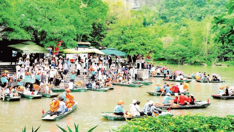 닌빈성 짱안을 찾은 관광객들. (사진: 쑤언 람)