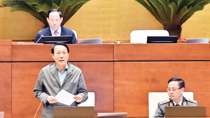 쯔엉 땀 꽝 공안부 장관이 국회 의원들이 제기한 여러 쟁점에 대해 설명하고 해명하는 연설을 하고 있다. (사진: 당 아잉)