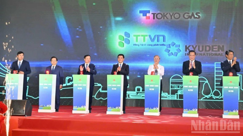 대표단이 프로젝트 착공식을 진행하고 있다. (사진: NDO)