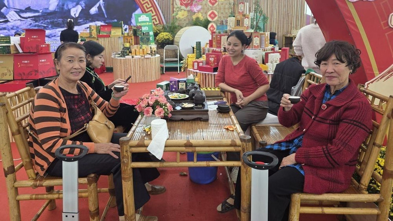 하노이 환끼엠 구에 거주하는 응우옌 티 탄 마이 씨는 그녀의 가족이 설날에 타이응우옌 차를 마시는 전통을 이어오고 있다고 했다.
