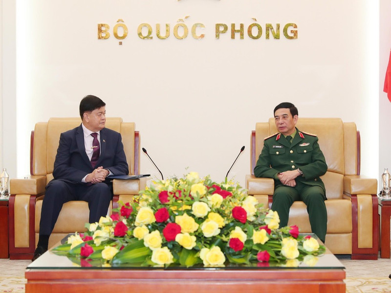 팜반장 국방부장관이 리네오 C. 에스피노 필리핀 국방부 차관을 접견하고 있다. (사진: VNA)