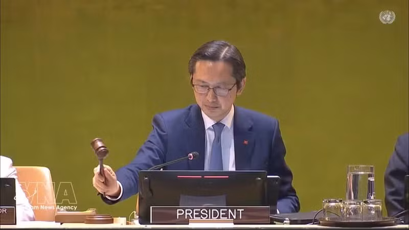 도 흥 비엣 대사가 제11차 핵확산금지조약(NPT) 평가회의 의장 자격으로 회의 종료를 선언하고 있다. (사진: VNA)