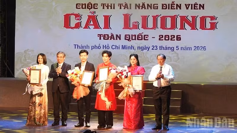 참가자 4명에게 1등 상을 수여하고 있는 대표단. (사진: Linh Bao)