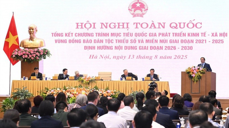 소수민족 지역의 사회경제 발전을 위한 국가 목표 프로그램을 총괄하는 전국 회의. (사진: 쩐 하이)