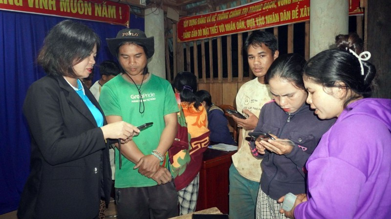 꽝응아이성 투모롱 코뮌에서 열린 ‘모두를 위한 디지털 리터러시’ 수업. (사진: 응우옌 투옛)