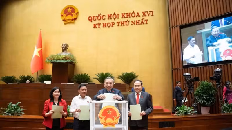 또 럼 당 서기장과 쩐탄먼 국회의장, 쩐껌뚜 당 중앙위원회 상임위원 등 주요 인사가 제16기 국회 부의장 선출을 위한 투표를 하고 있다.