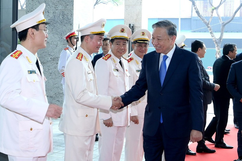 또 럼 당 서기장이 26일 공안부 조사안전국(A09)을 찾아 A09 간부들과 함께 기념촬영을 하고 있다. (사진: NDO)