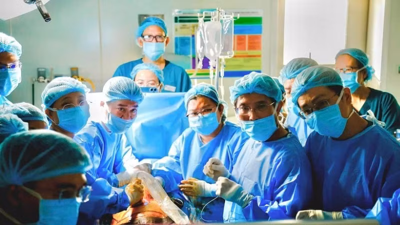 싱가포르 임산부를 위한 태아 심장 중재 시술에 참여하고 있는 의사와 간호사들.