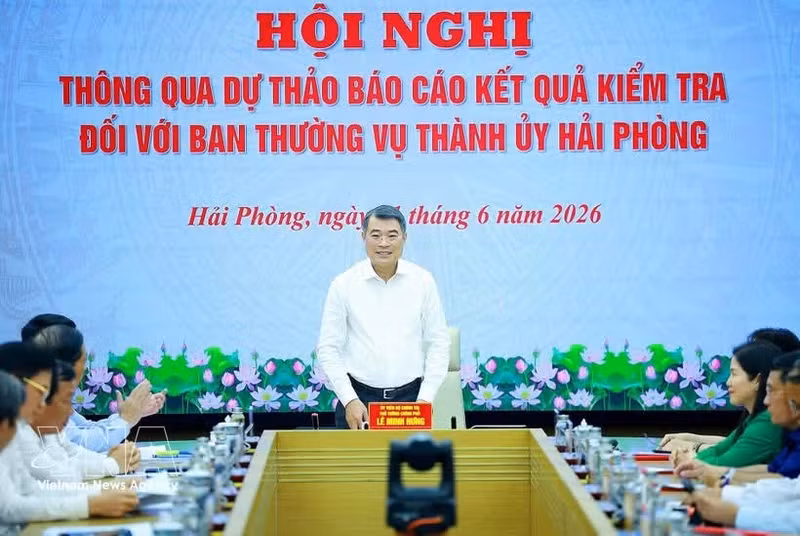 레 민 흥 총리가 1일 하이퐁시 당위원회 상임위원회의 2차 점검 및 감독에 관한 초안 보고서를 검토하는 회의를 주재하고 있다. (사진: VNA)
