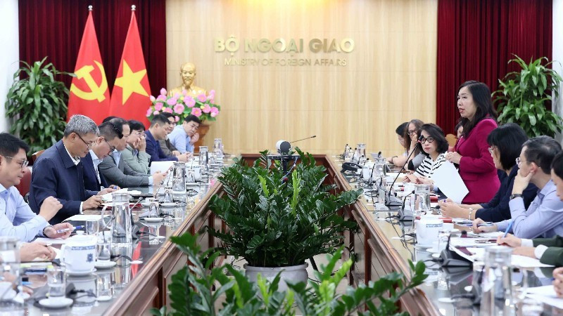 레티투항 외교부 차관 겸 APEC 국가위원회 산하 홍보·문화 소위원회 위원장이 소위원회 첫 회의를 주재하고 있다. (사진: VNA)