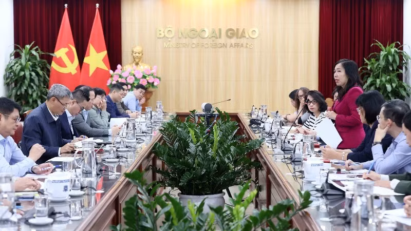 레티투항 외교부 차관 겸 APEC 국가위원회 산하 홍보·문화 소위원회 위원장이 소위원회 첫 회의를 주재하고 있다. (사진: VNA)