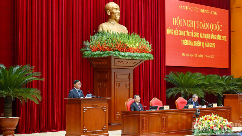쩐 깜 뚜 정치국 위원 겸 당 중앙위원회 서기국 상임위원이 회의를 주재하며 연설을 했다.
