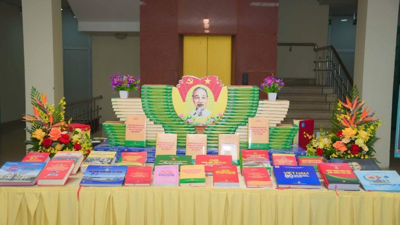 인민군 출판사가 발간한 우수 작품들이 선보이는 전시 공간.