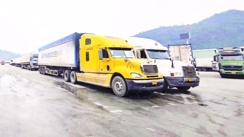 랑선성 떤탄 국경관문 지역에서 화물을 운송하는 트럭들. (사진: 꽉닷)