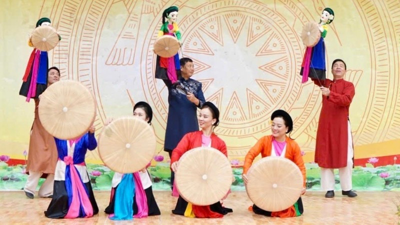 베트남 인형극장이 룽꾸 소수민족 기숙 중학교에서 ‘봄 축제’ 프로그램을 공연하는 모습.