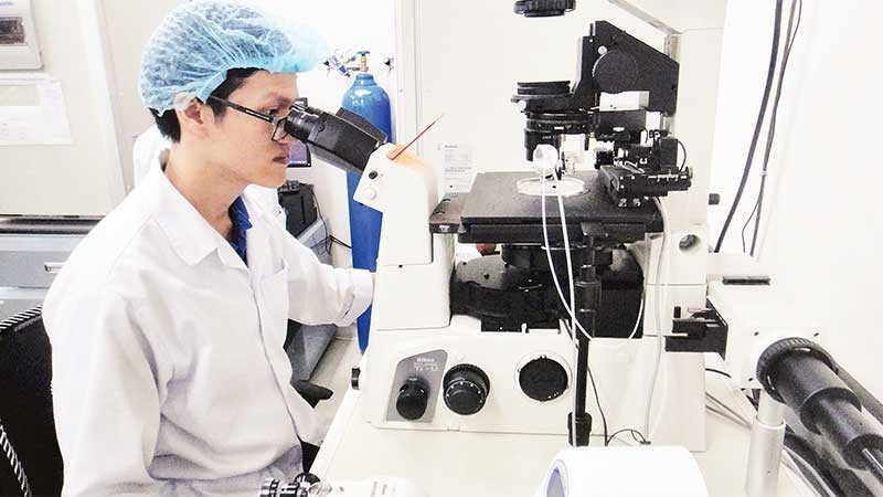 호찌민시 베트남국립대학교에서 진행되는 과학 연구 활동.