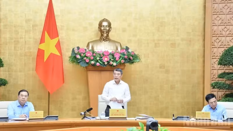  정부 상임위원 및 정부 당 위원회 회의에서 발언하는 레민흥 총리.