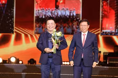 응우옌 꿰 딘 인민일보 부편집장이 ‘조국은 우리 마음 속에’ 콘서트 조직위원회를 대표해 쩐탄람 당 중앙위원 겸 당 중앙 선전교육대중동원위원회 부위원장으로부터 ‘공헌’ 훈장을 수여받고 있다.