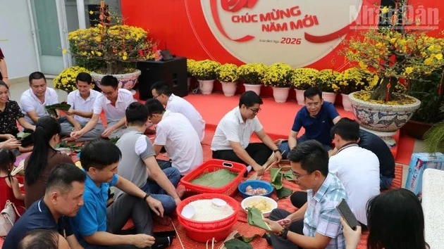 베텔 군사산업통신그룹(Viettel) 산하 메트폰(Metfone)의 베트남 및 캄보디아 직원들이 설(Tet) 명절을 맞아 함께 반쯩(Chung) 떡을 싸는 행사에 참여하고 있다. (사진: HUY VU)