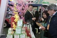 하노이에서 열린 2026년 봄 박람회 부스를 방문하는 관람객들 (사진: VNA)