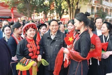 팜 민 찐 베트남 총리가 타이응우옌성에 위치한 비엣박 고원 학교 학생들과 만남을 가졌다. (사진: VNA)